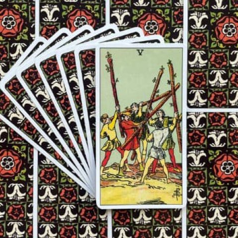 Tarot Rider Waite - Cinco de paus: Descubra o Significado e Interpreta��o desse Arcano Menor - Or�culos Web