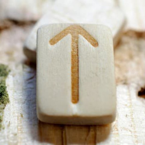 Qual o Significado da Runa 17 Teiwaz (T)? - Or�culosweb