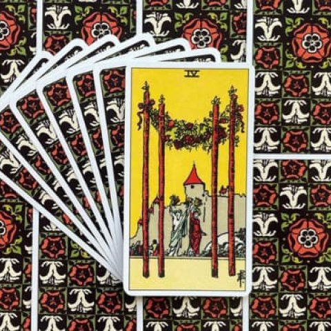 Tarot Rider Waite - Quatro de paus: Descubra o Significado e Interpreta��o desse Arcano Menor - Or�culos Web
