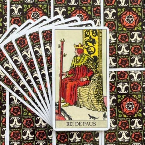 Tarot Rider Waite - Rei de Paus: Descubra o Significado e Interpreta��o desse Arcano Menor - Or�culos Web.