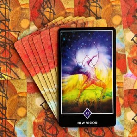 Tarot Zen Osho - Nova Vis�o (O Pendurado): Significado e interpreta��o da carta - Or�culos Web