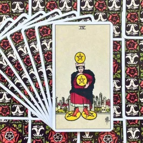 Quatro de Ouros - Tarot Rider Waite: Descubra o Significado e Interpreta��o desse Arcano Menor - Or�culos Web.