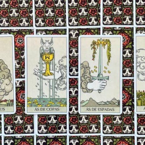 Os Quatro Naipes dos Arcanos Menores do Tarot: Origem, Significados e Simbolismos