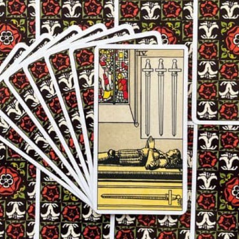 Quatro de Espadas - Tarot Rider Waite: Descubra o Significado e Interpreta��o desse Arcano Menor - Or�culos Web.