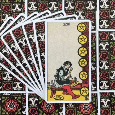 Oito de Ouros - Tarot Rider Waite: Descubra o Significado e Interpreta��o desse Arcano Menor - Or�culos Web.
