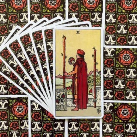 Tarot Rider Waite - Dois de Paus: Descubra o Significado e Interpreta��o desse Arcano Menor - Or�culos Web