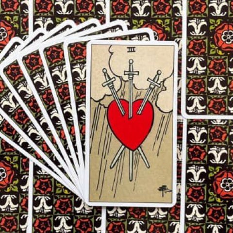 Tr�s de Espadas - Tarot Rider Waite: Descubra o Significado e Interpreta��o desse Arcano Menor - Or�culos Web.