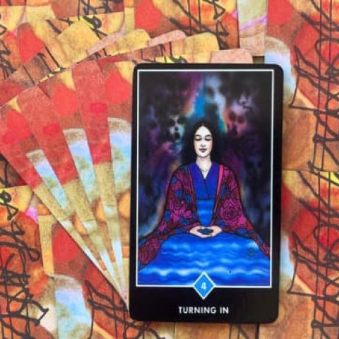 Tarot Zen Osho - Voltar-se para Dentro (4 de Copas): Significado e interpreta��o da carta - Or�culos Web