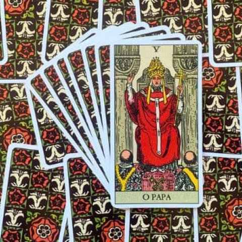 Descubra o significado da carta do Papa (Hierofante) no Tarot: S�mbolos e interpreta��es