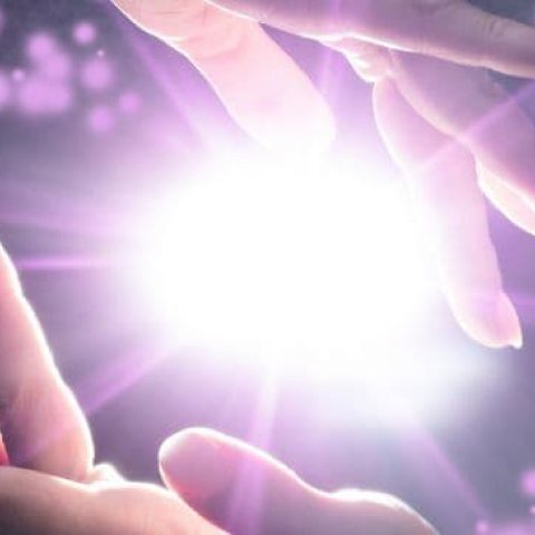 Reiki: O Que �, Como Funciona e seus Benef�cios - Or�culosweb