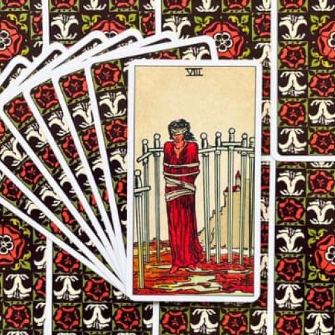 Oito de Espadas - Tarot Rider Waite: Descubra o Significado e Interpreta��o desse Arcano Menor - Or�culos Web.
