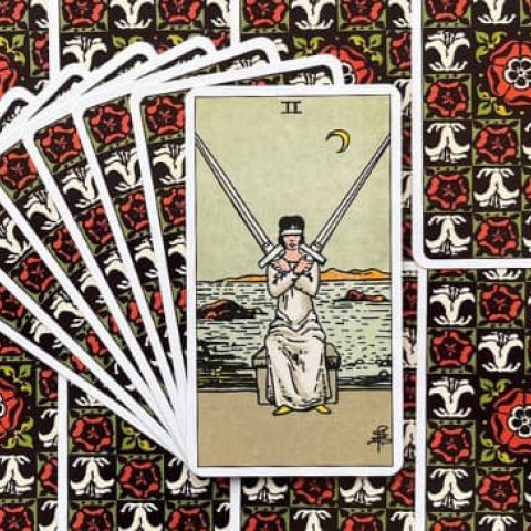 Dois de Espadas - Tarot Rider Waite: Descubra o Significado e Interpreta��o desse Arcano Menor - Or�culos Web.