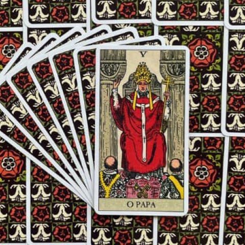 Tarot Rider Waite - O Papa (Carta 5): Descubra o Significado e interpreta��o da carta - Or�culos Web