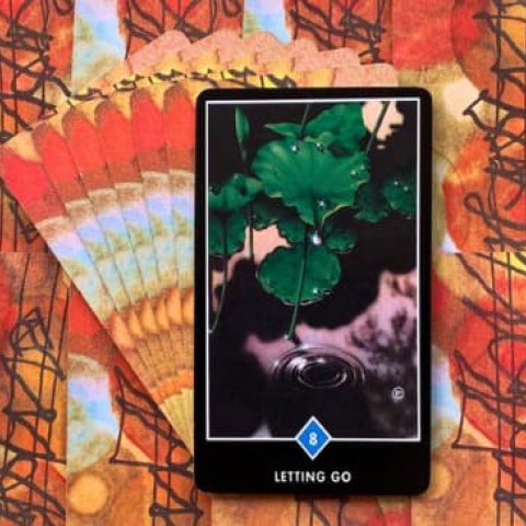 Tarot Zen Osho - Deixando Ir (8 de Copas): Significado e interpreta��o da carta - Or�culos Web