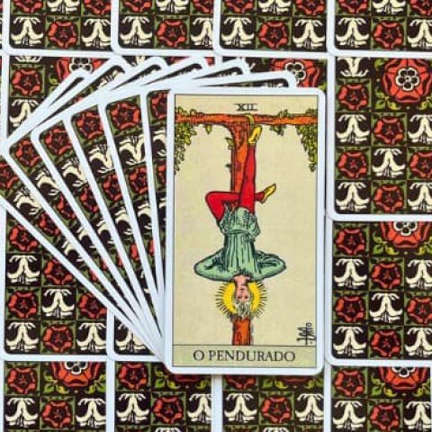 Tarot Rider Waite - O Pendurado (Carta 12): Descubra o Significado e interpreta��o da carta - Or�culos Web