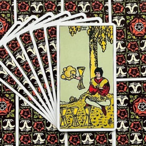 Tarot Rider Waite - Quatro de Copas: Descubra o Significado e Interpreta��o desse Arcano Menor - Or�culos Web.