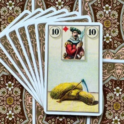 Baralho Cigano - A Foice: Significado e interpreta��o da Carta 10 - Or�culos Web