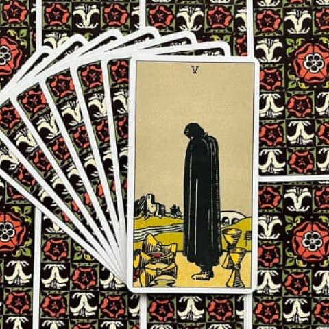 Tarot Rider Waite - Cinco de Copas: Descubra o Significado e Interpreta��o desse Arcano Menor - Or�culos Web.