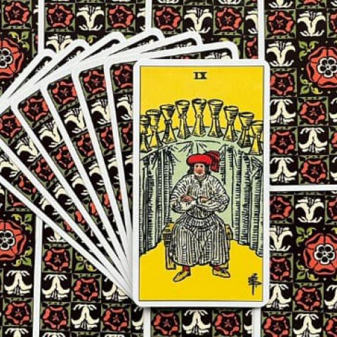 Nove de Copas - Tarot Rider Waite: Descubra o Significado e Interpreta��o desse Arcano Menor - Or�culos Web.