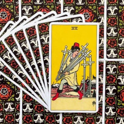 Sete de Espadas - Tarot Rider Waite: Descubra o Significado e Interpreta��o desse Arcano Menor - Or�culos Web.
